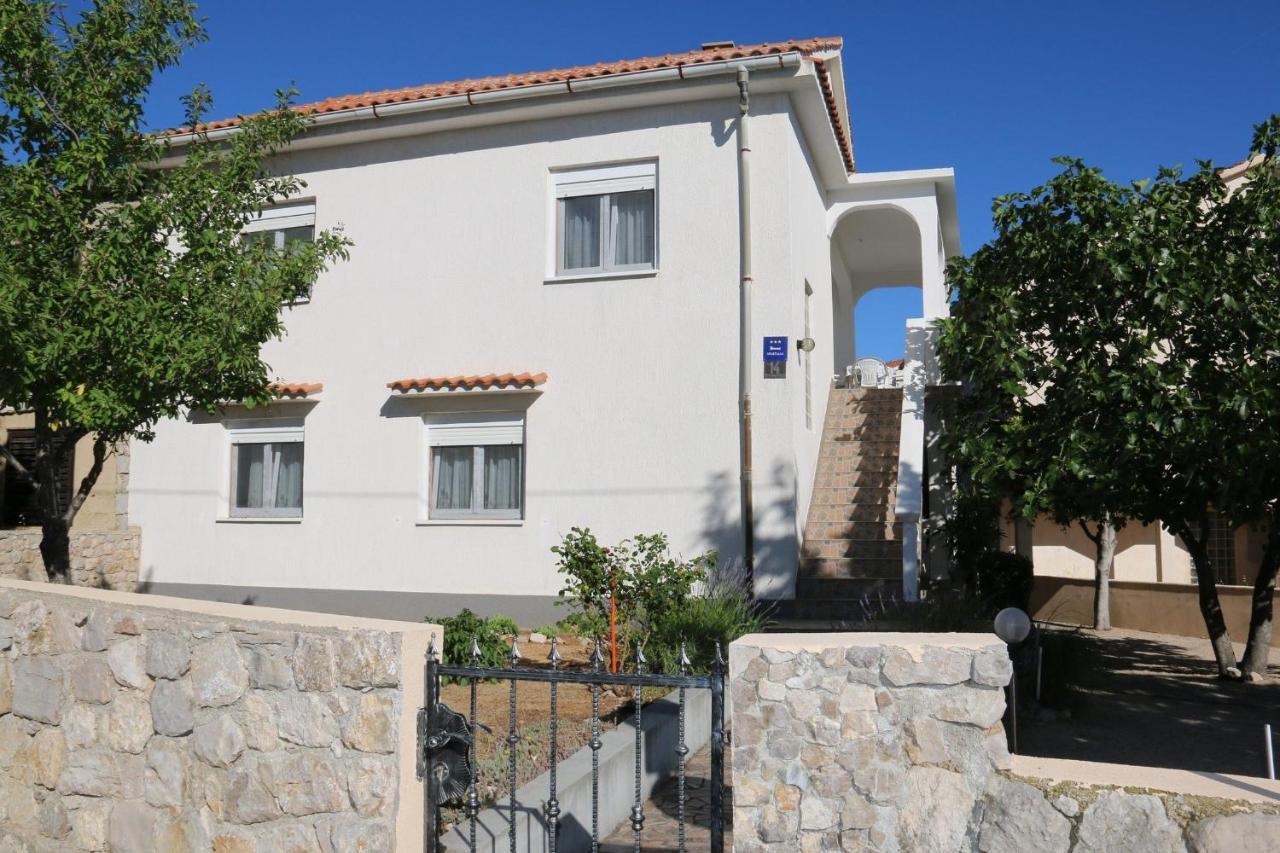 Apartments Nadenic Šilo Buitenkant foto