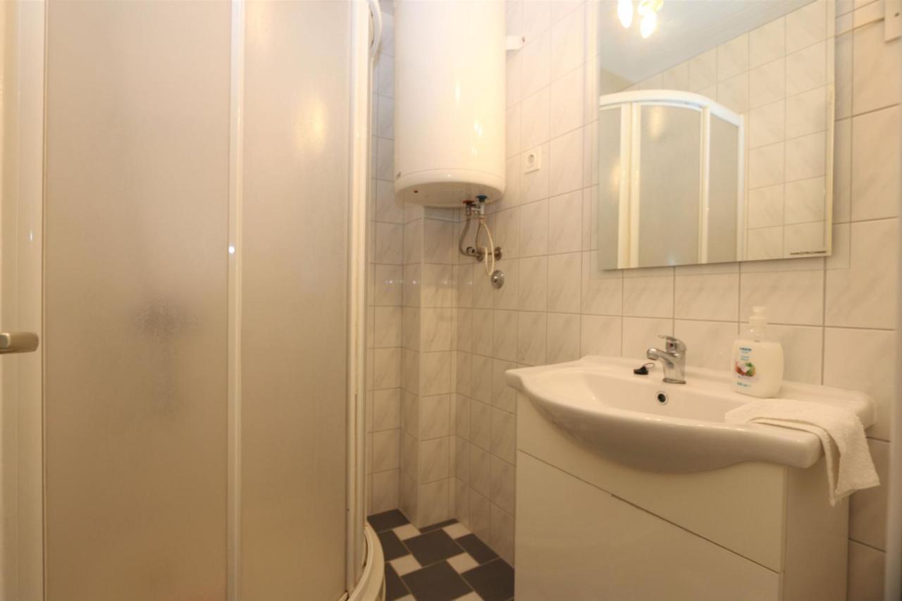 Apartments Nadenic Šilo Buitenkant foto