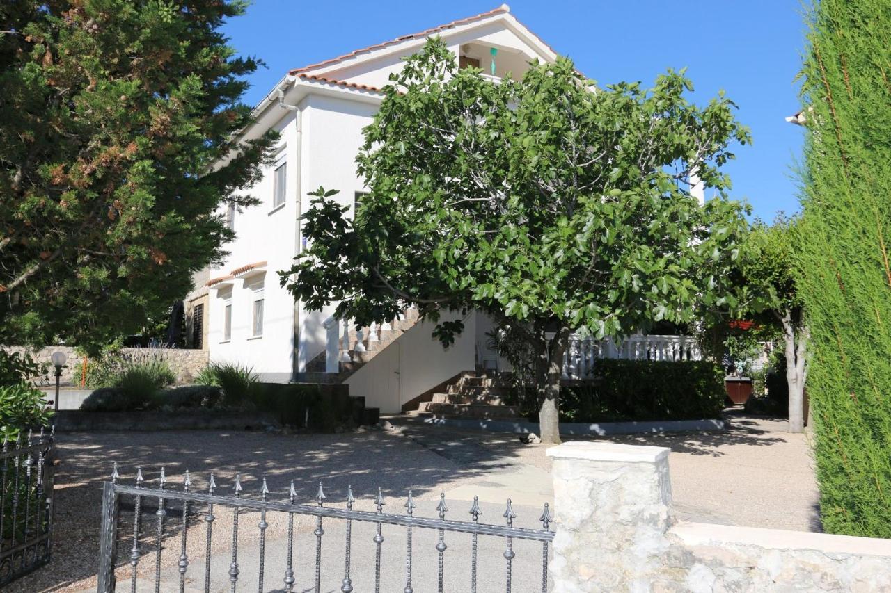 Apartments Nadenic Šilo Buitenkant foto